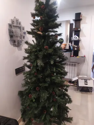 Árbol de Navidad con piñas