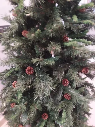 Árbol de Navidad con piñas