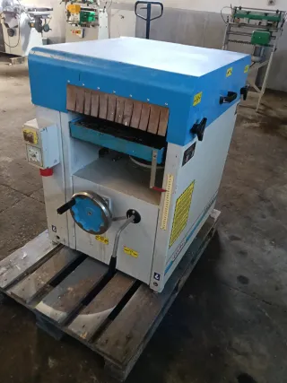 Máquina de carpinteria. Regrueso.