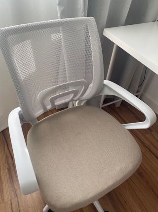 Silla de estudio beige y blanca