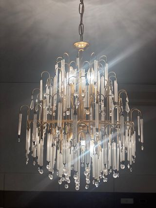 Lámpara de araña antigua de cristal y metal