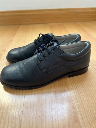 Zapatos negros de niño de Gody