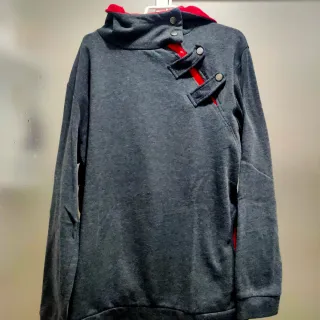 Sudadera gris y roja con capucha