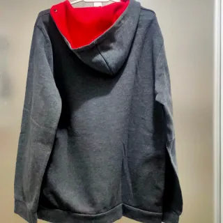Sudadera gris y roja con capucha