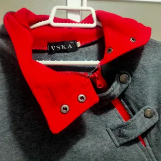 Sudadera gris y roja con capucha