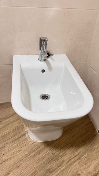 Bidé de cerámica blanco con grifería