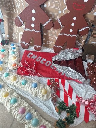 Set di decorazioni natalizie a tema case di pan di zenzero e personaggi