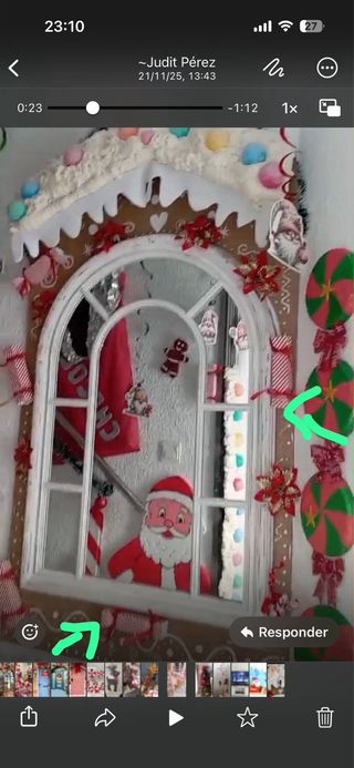 Set di decorazioni natalizie a tema case di pan di zenzero e personaggi