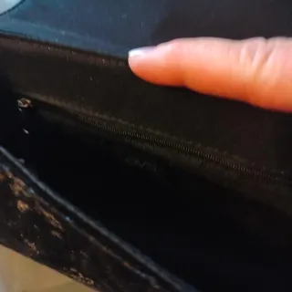 Pochette donna nera trapuntata con borchie
