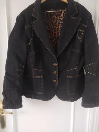 Chaqueta tejana negra con detalles dorados