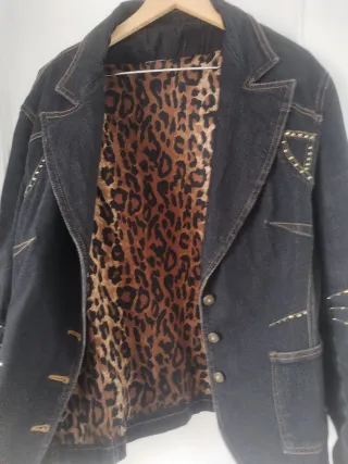 Chaqueta tejana negra con detalles dorados