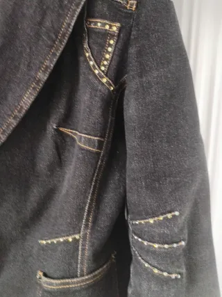 Chaqueta tejana negra con detalles dorados