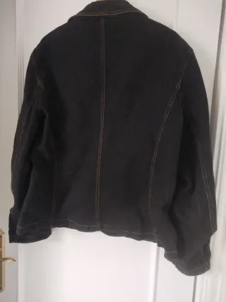 Chaqueta tejana negra con detalles dorados