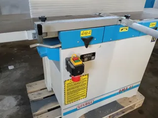 Máquina de carpinteria. Cepilladora.