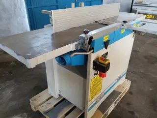 Máquina de carpinteria. Cepilladora.