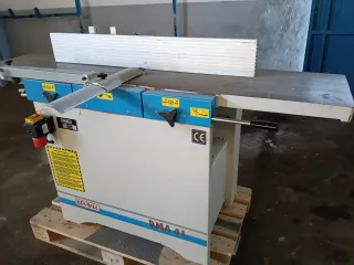 Máquina de carpinteria. Cepilladora.