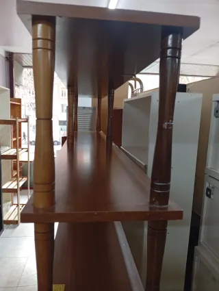 Estantería de madera marrón