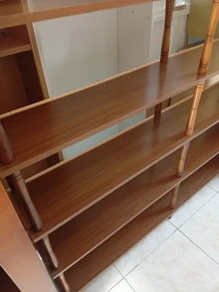 Estantería de madera marrón