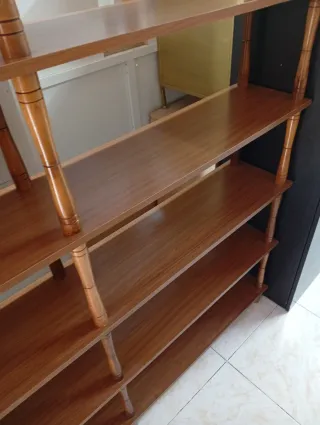 Estantería de madera marrón