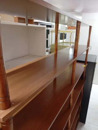 Estantería de madera marrón