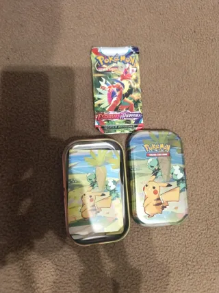Lata Pikachu Pokémon + Sobre Escarlata y Púrpura