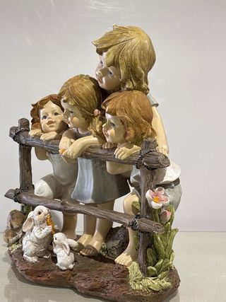 Figura decorativa de niños y conejos