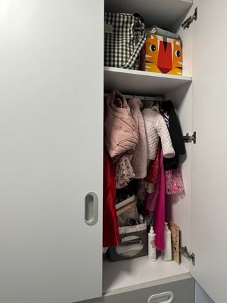 Armario blanco y gris con cajones