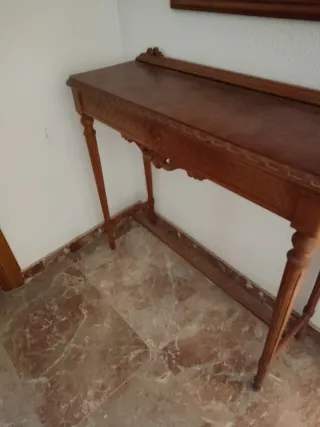 Recibidor de madera con espejo