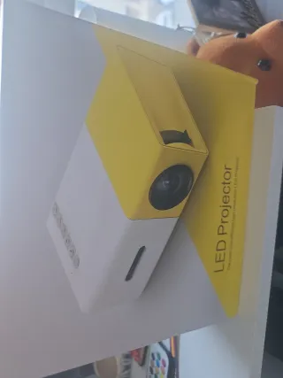 Proyector LED HD Amarillo poco uso cargador EU