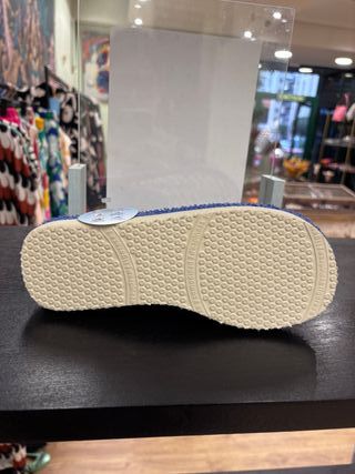 Zapatillas. Espinosa multicolor cerrada