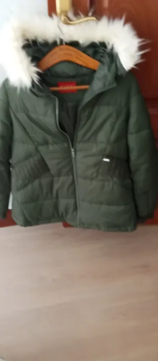 Plumífero Guess verde combinado