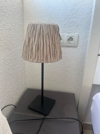 Lámpara de mesa Ikea beige y negra