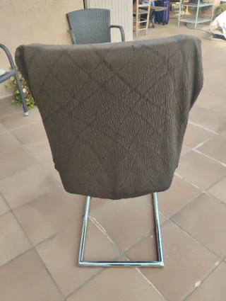 Sillas de comedor en polipiel y metal.