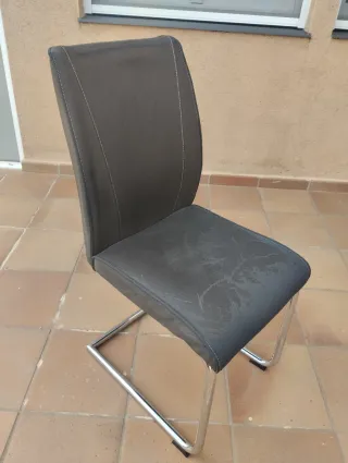 Sillas de comedor en polipiel y metal.