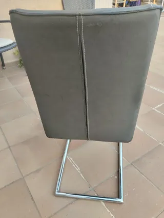 Sillas de comedor en polipiel y metal.