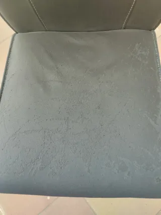 Sillas de comedor en polipiel y metal.