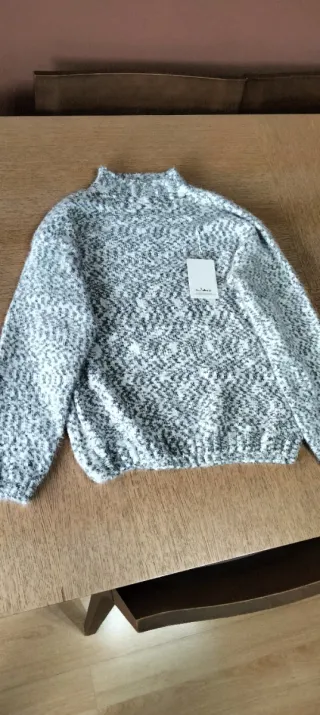 Jersey gris y blanco