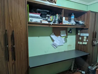 Armario de madera marrón