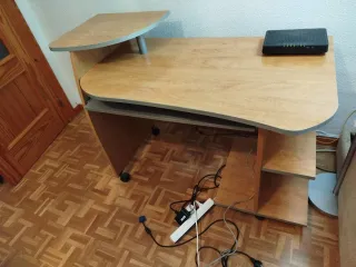 Escritorio de madera con bandeja para teclado