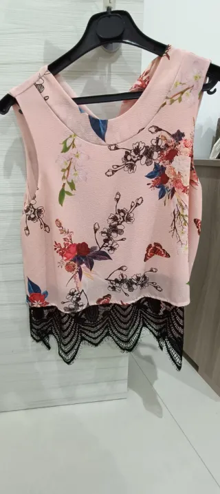 Top donna floreale con pizzo nero