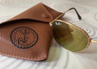 Gafas de sol Ray-Ban doradas y amarillas