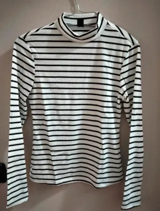 Maglione collo alto a righe bianche e nere
