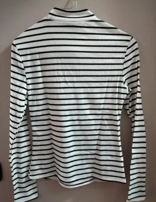 Maglione collo alto a righe bianche e nere