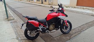 Ducati Multistrada Roja y Blanca V4S