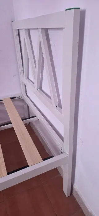 Cama individual con cabecero de madera