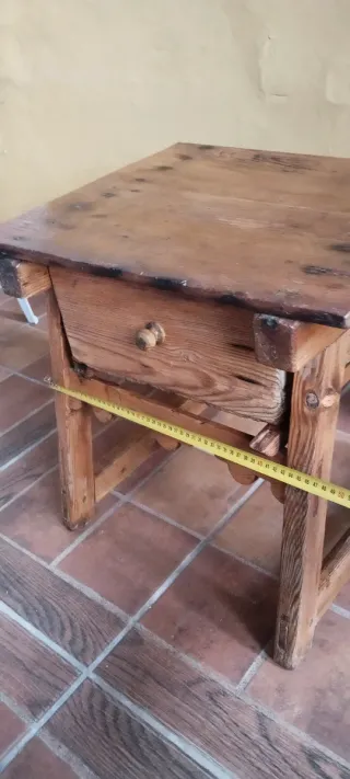 Mesita rústica antigua de madera