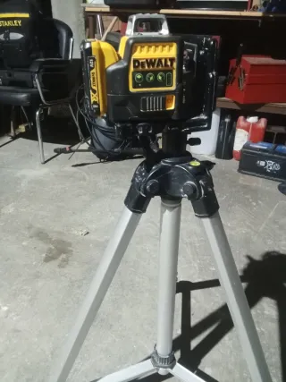 Nivel Láser Dewalt 12V falta solo cargador
