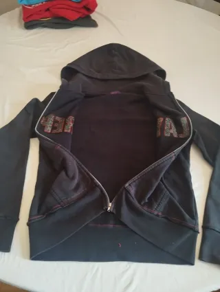 Sudadera Replay Negra con Detalles Rojos