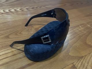 Gafas de sol negras y plateadas