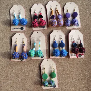 Pendientes fieltro y cuentas hechos a mano